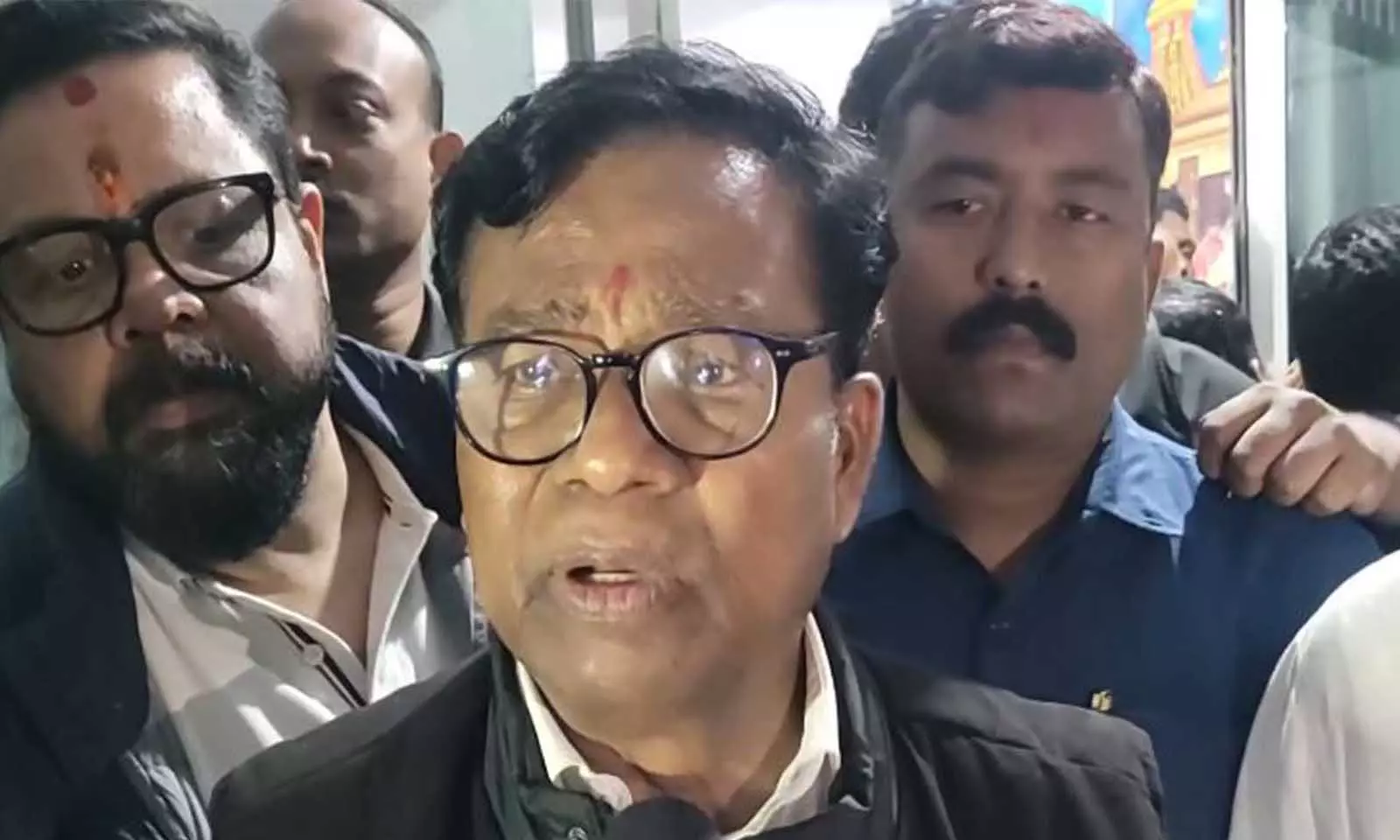 ओडिशा कांग्रेस अध्यक्ष ने Chandbali में बलात्कार और हत्या की शिकार नाबालिग के परिवार से मुलाकात की ओडिशा कांग्रेस अध्यक्ष ने Chandbali में बलात्कार और हत्या की शिकार नाबालिग के परिवार से मुलाकात की