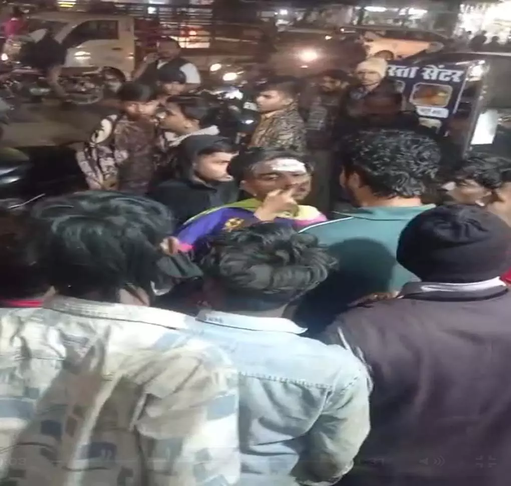 Raipur Breaking: नाश्ता दुकान संचालक की पत्नी से मारपीट, देखें VIDEO... Raipur Breaking: नाश्ता दुकान संचालक की पत्नी से मारपीट, देखें VIDEO...