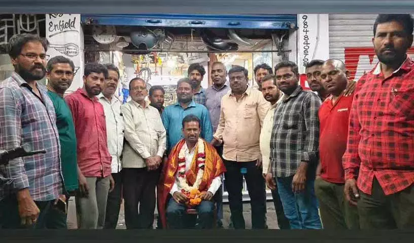Khammam में यह बाइक मैकेनिक सरपंच बना, जिसका लक्ष्य अपने गांव को एक मॉडल बनाना है Khammam में यह बाइक मैकेनिक सरपंच बना, जिसका लक्ष्य अपने गांव को एक मॉडल बनाना है