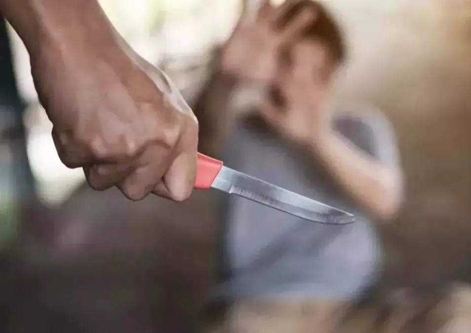 तरपोंगी टोल प्लाजा पर ट्रक चालकों से वसूली की कोशिश, चाय पीते समय चाकू से हमला तरपोंगी टोल प्लाजा पर ट्रक चालकों से वसूली की कोशिश, चाय पीते समय चाकू से हमला