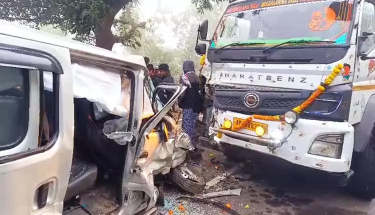 Koraput में घने कोहरे के कारण ट्रक और कार की टक्कर में छह लोग घायल Koraput में घने कोहरे के कारण ट्रक और कार की टक्कर में छह लोग घायल