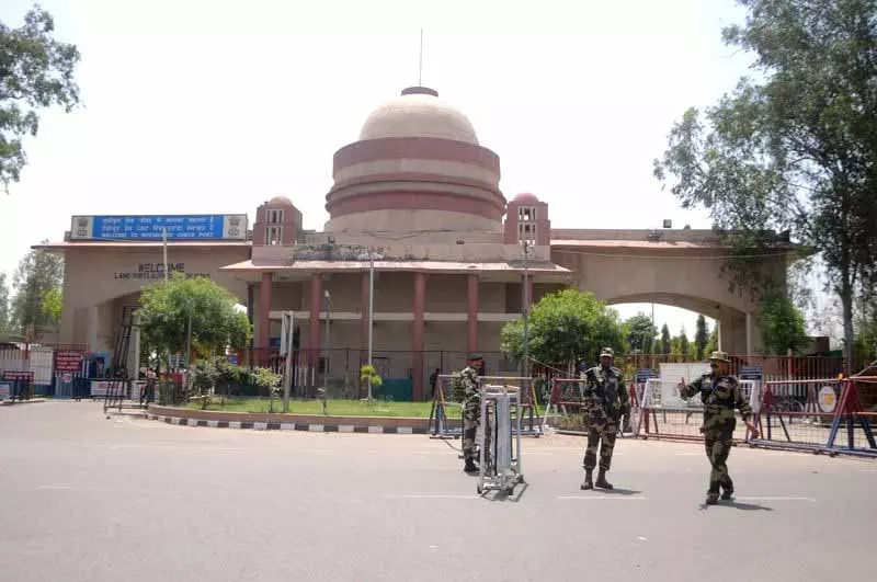 Tarn Taran इलाके में गोलीबारी के बाद दहशत फैल गई Tarn Taran इलाके में गोलीबारी के बाद दहशत फैल गई