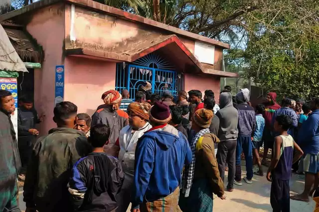Kendrapara मंदिर चोरी के बाद हंगामा, पुलिस जांच में जुटी Kendrapara मंदिर चोरी के बाद हंगामा, पुलिस जांच में जुटी