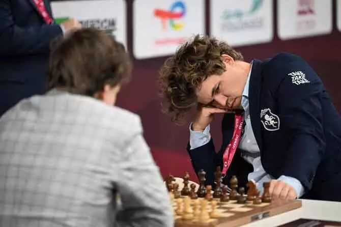 Magnus Carlsen का फिर फूटा गुस्सा: हार के बाद फोटोग्राफर का कैमरा हटाया Magnus Carlsen का फिर फूटा गुस्सा: हार के बाद फोटोग्राफर का कैमरा हटाया