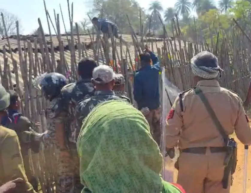 पुसागांव में धर्मांतरण को लेकर हिंसक तोड़फोड़, पुलिस ने बढ़ाई सुरक्षा पुसागांव में धर्मांतरण को लेकर हिंसक तोड़फोड़, पुलिस ने बढ़ाई सुरक्षा
