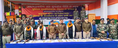 तीन नक्सलियों ने पुलिस महानिदेशक के सामने किया आत्मसमर्पण तीन नक्सलियों ने पुलिस महानिदेशक के सामने किया आत्मसमर्पण