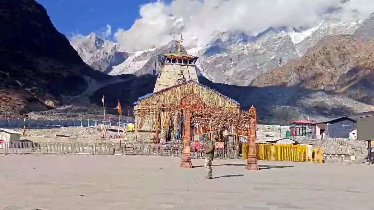 केदारनाथ और पहाड़ी क्षेत्रों में बर्फ़ नहीं, पर्यावरण में गंभीर बदलाव का संकेत केदारनाथ और पहाड़ी क्षेत्रों में बर्फ़ नहीं, पर्यावरण में गंभीर बदलाव का संकेत