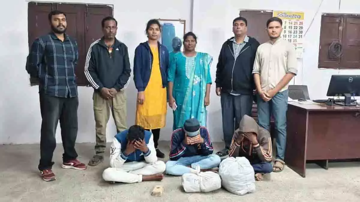 Hyderabad: ड्रग्स तस्करी के आरोप में छह लोग गिरफ्तार, 7.6 किलो गांजा जब्त Hyderabad: ड्रग्स तस्करी के आरोप में छह लोग गिरफ्तार, 7.6 किलो गांजा जब्त