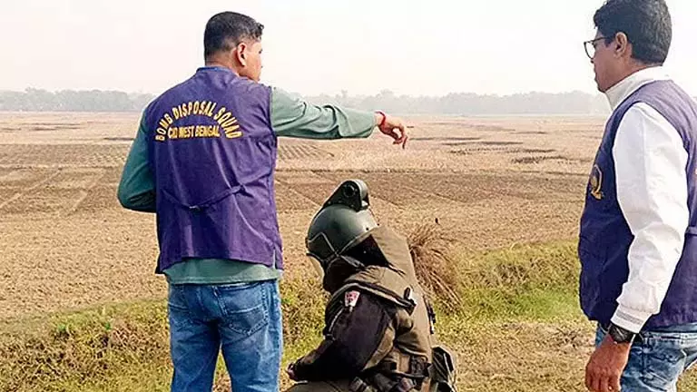 पूर्वी Burdwan में बम बरामद, सत्ताधारी पार्टी सवालों के घेरे में पूर्वी Burdwan में बम बरामद, सत्ताधारी पार्टी सवालों के घेरे में