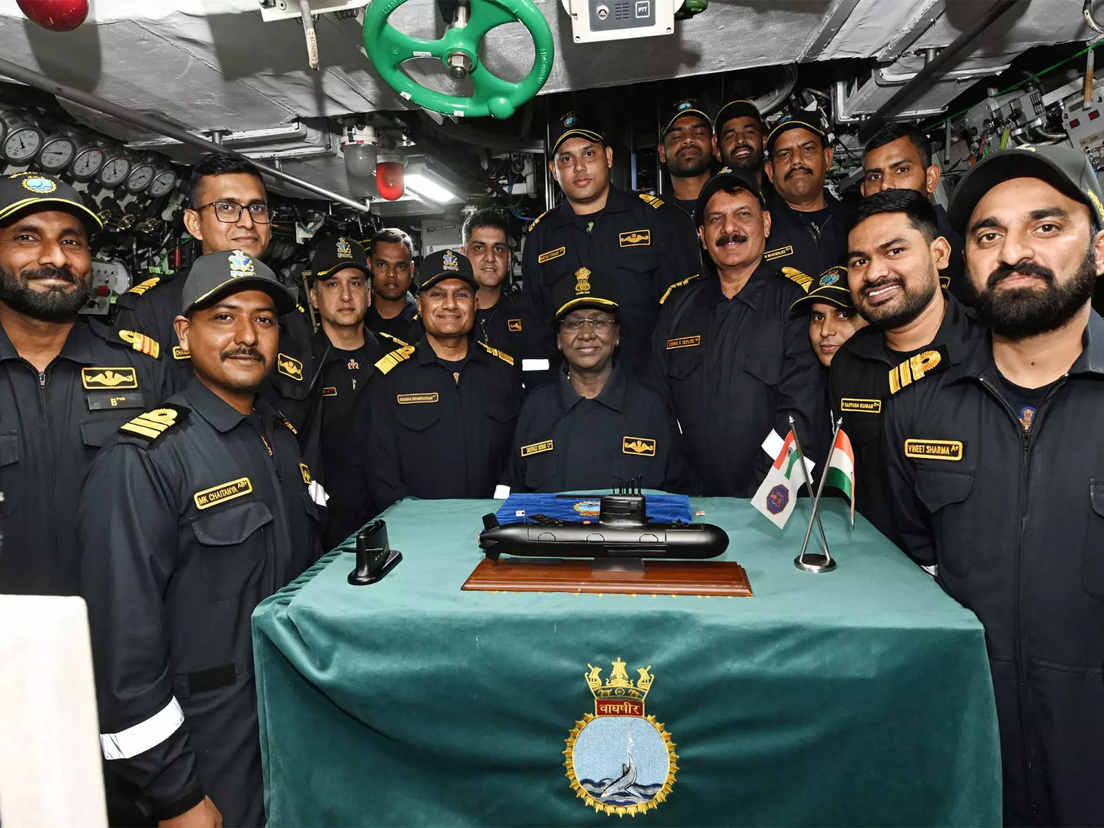 राष्ट्रपति मुर्मू ने स्वदेशी पनडुब्बी INS वाघशीर पर पहला गोताखोरी अभियान किया राष्ट्रपति मुर्मू ने स्वदेशी पनडुब्बी INS वाघशीर पर पहला गोताखोरी अभियान किया