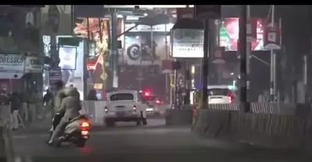 राष्ट्रपति की सुरक्षा में लापरवाही, काफिले के बीच स्कूटी सवार के घुसने से हड़कंप राष्ट्रपति की सुरक्षा में लापरवाही, काफिले के बीच स्कूटी सवार के घुसने से हड़कंप