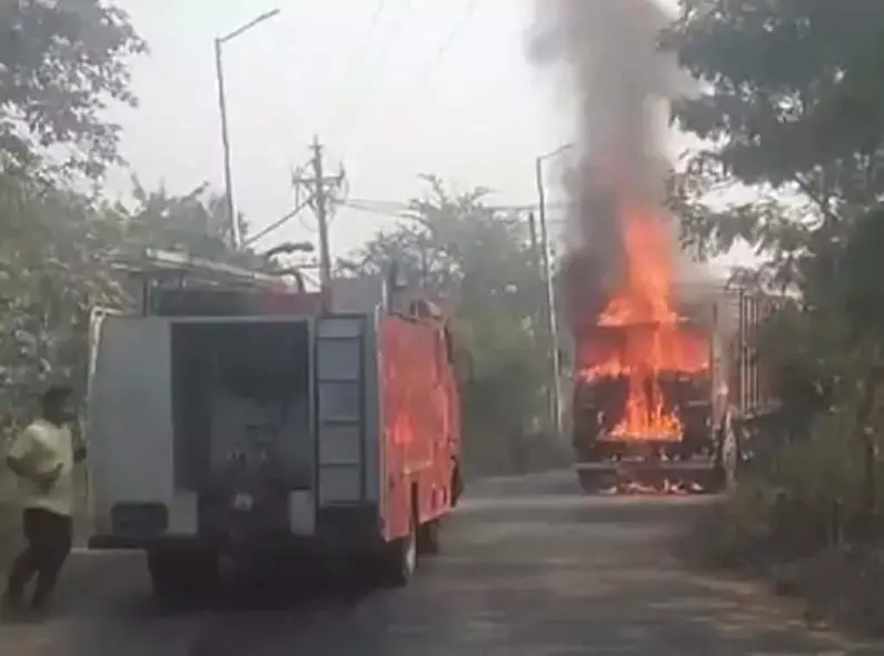चलती ट्रक में भीषण आग, चालक-कंडक्टर ने छलांग लगाकर बचाई जान चलती ट्रक में भीषण आग, चालक-कंडक्टर ने छलांग लगाकर बचाई जान