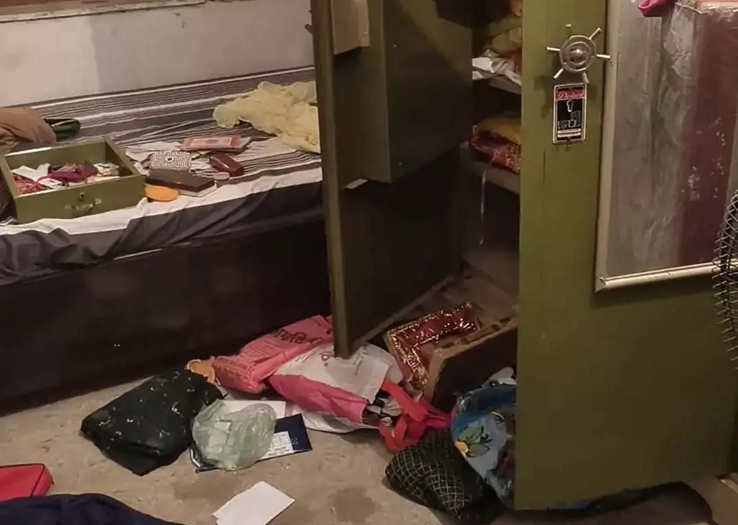 शिक्षिका के घर चोरी, 2 लाख रुपये के जेवरात ले गए अज्ञात चोर शिक्षिका के घर चोरी, 2 लाख रुपये के जेवरात ले गए अज्ञात चोर