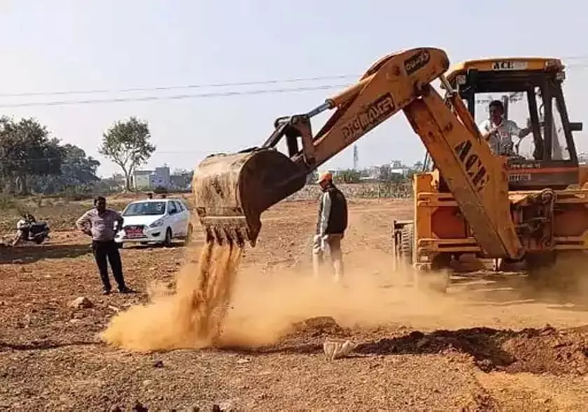 अवैध कॉलोनियों पर प्रशासन का बुलडोजर, शासकीय भूमि से अतिक्रमण हटाया अवैध कॉलोनियों पर प्रशासन का बुलडोजर, शासकीय भूमि से अतिक्रमण हटाया