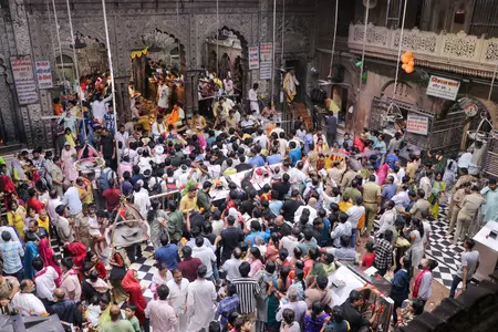 बांके बिहारी मंदिर प्रबंधन ने की अपील, 5 जनवरी तक वृंदावन आने से करें परहेज बांके बिहारी मंदिर प्रबंधन ने की अपील, 5 जनवरी तक वृंदावन आने से करें परहेज