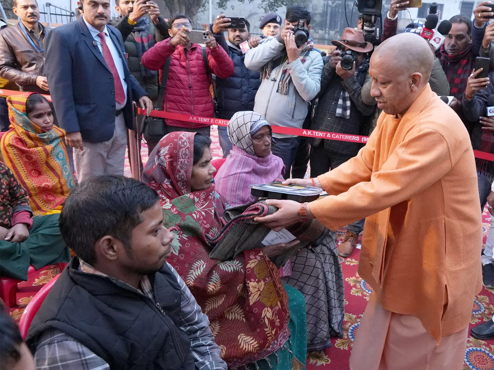 CM योगी बोले: 25 करोड़ लोगों की सेवा और सुरक्षा सरकार की प्राथमिकता CM योगी बोले: 25 करोड़ लोगों की सेवा और सुरक्षा सरकार की प्राथमिकता