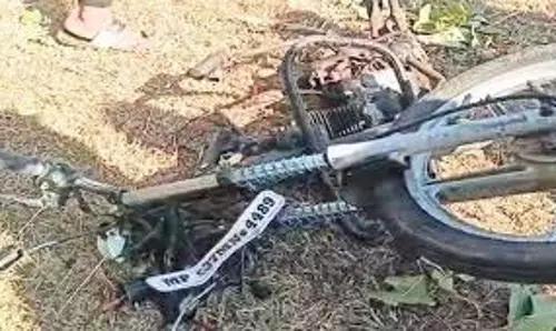 Sehore: चलती बाइक में ब्लास्ट, मची अफरा-तफरी Sehore: चलती बाइक में ब्लास्ट, मची अफरा-तफरी