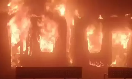 ट्रेन में आग लगने से एक यात्री जिंदा जला, लोको पायलट की सूझबूझ ने बचाई 158 जिंदगियां ट्रेन में आग लगने से एक यात्री जिंदा जला, लोको पायलट की सूझबूझ ने बचाई 158 जिंदगियां