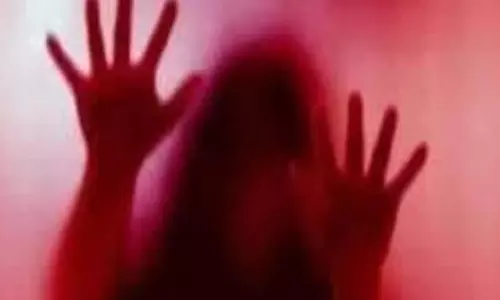 दरिंदगी की हर सीमा पार: नाबालिग से दुष्कर्म, तस्वीरें और वीडियो शेयर किया दरिंदगी की हर सीमा पार: नाबालिग से दुष्कर्म, तस्वीरें और वीडियो शेयर किया