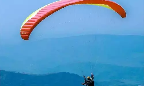 Himachal: पैराग्लाइडिंग करते 80 फुट की ऊंचाई से गिरा पर्यटक, बुरी तरह से जख्मी Himachal: पैराग्लाइडिंग करते 80 फुट की ऊंचाई से गिरा पर्यटक, बुरी तरह से जख्मी