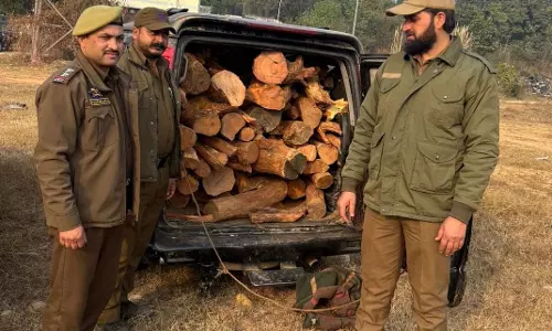 Jammu-Kashmir: नाका चेकिंग दौरान पुलिस ने रोकी Scorpio, तलाशी में चौंकाने वाला खुलासा Jammu-Kashmir: नाका चेकिंग दौरान पुलिस ने रोकी Scorpio, तलाशी में चौंकाने वाला खुलासा