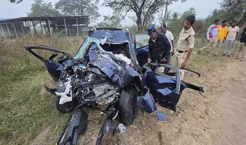 Khammam: मिट्टापल्ली में सुबह हुए एक सड़क हादसे में दो लोगों की मौत, तीन लोग घायल Khammam: मिट्टापल्ली में सुबह हुए एक सड़क हादसे में दो लोगों की मौत, तीन लोग घायल