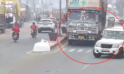 दर्दनाक सड़क हादसे का CCTV फुटेज सामने आया, भारी-भरकम ट्रक बोलेरो के ऊपर पलटी दर्दनाक सड़क हादसे का CCTV फुटेज सामने आया, भारी-भरकम ट्रक बोलेरो के ऊपर पलटी