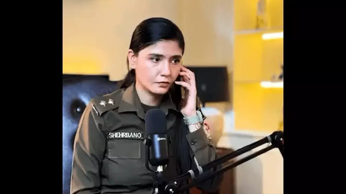New Delhi : पाकिस्तानी पुलिसवाले को ‘स्क्रिप्टेड ड्रामा’ के लिए किया ट्रोल New Delhi : पाकिस्तानी पुलिसवाले को ‘स्क्रिप्टेड ड्रामा’ के लिए किया ट्रोल