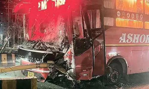Indore : बस ट्रैफिक सिग्नल से टकराई, 35 यात्रियों ने बाल-बाल बचाई जान Indore : बस ट्रैफिक सिग्नल से टकराई, 35 यात्रियों ने बाल-बाल बचाई जान