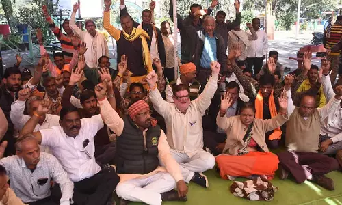 Indore : शिक्षाकर्मियों और संविदा शिक्षकों ने नए छुट्टी नियमों का विरोध किया Indore : शिक्षाकर्मियों और संविदा शिक्षकों ने नए छुट्टी नियमों का विरोध किया