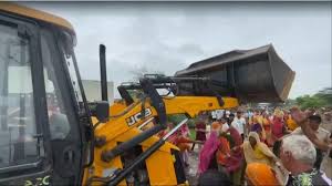 Bandra में महिला को कुचलने के आरोप में जेसीबी ड्राइवर गिरफ्तार