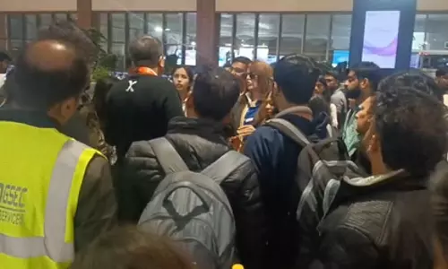 घने कोहरे के कारण फ्लाइट ऑपरेशन बुरी तरह प्रभावित, यात्रियों के लिए एडवाइजरी जारी घने कोहरे के कारण फ्लाइट ऑपरेशन बुरी तरह प्रभावित, यात्रियों के लिए एडवाइजरी जारी