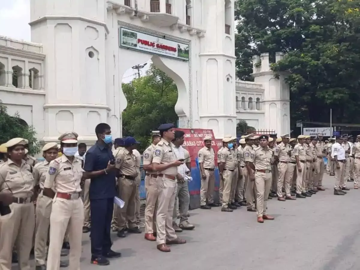 Hyderabad: गन पार्क और स्टेट असेंबली के आसपास भारी पुलिस बल मौजूद Hyderabad: गन पार्क और स्टेट असेंबली के आसपास भारी पुलिस बल मौजूद