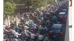 Sinhagad रोड वार्ड ऑफिस के पास अनियंत्रित बाजार से ट्रैफिक जाम