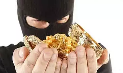 Hunsur : लुटेरों ने दिनदहाड़े 5 kg सोना चुराया Hunsur : लुटेरों ने दिनदहाड़े 5 kg सोना चुराया