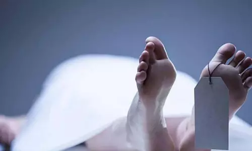 हादसा या लापरवाही? प्लास्टिक शेड से नीचे गिरा लड़का, तोड़ा दम हादसा या लापरवाही? प्लास्टिक शेड से नीचे गिरा लड़का, तोड़ा दम