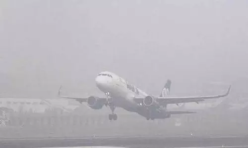 घना कोहरा: Delhi में 128 उड़ानें रद्द