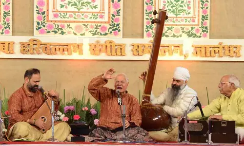 Punjab: भारतीय-कर्नाटक बांसुरी, बनारस, जयपुर-अतरौली घराने की गायकी ने दर्शकों को मंत्रमुग्ध कर दिया Punjab: भारतीय-कर्नाटक बांसुरी, बनारस, जयपुर-अतरौली घराने की गायकी ने दर्शकों को मंत्रमुग्ध कर दिया