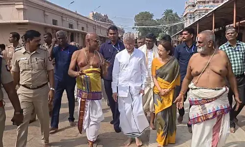 Tamil Nadu : केंद्रीय मंत्री जयशंकर ने परिवार के साथ श्रीरंगम का दौरा किया Tamil Nadu : केंद्रीय मंत्री जयशंकर ने परिवार के साथ श्रीरंगम का दौरा किया