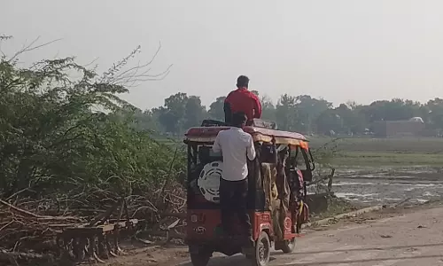 Farrukhabad: ट्रैफिक नियमों के उल्लंघन पर हुई सख्त कार्रवाई Farrukhabad: ट्रैफिक नियमों के उल्लंघन पर हुई सख्त कार्रवाई