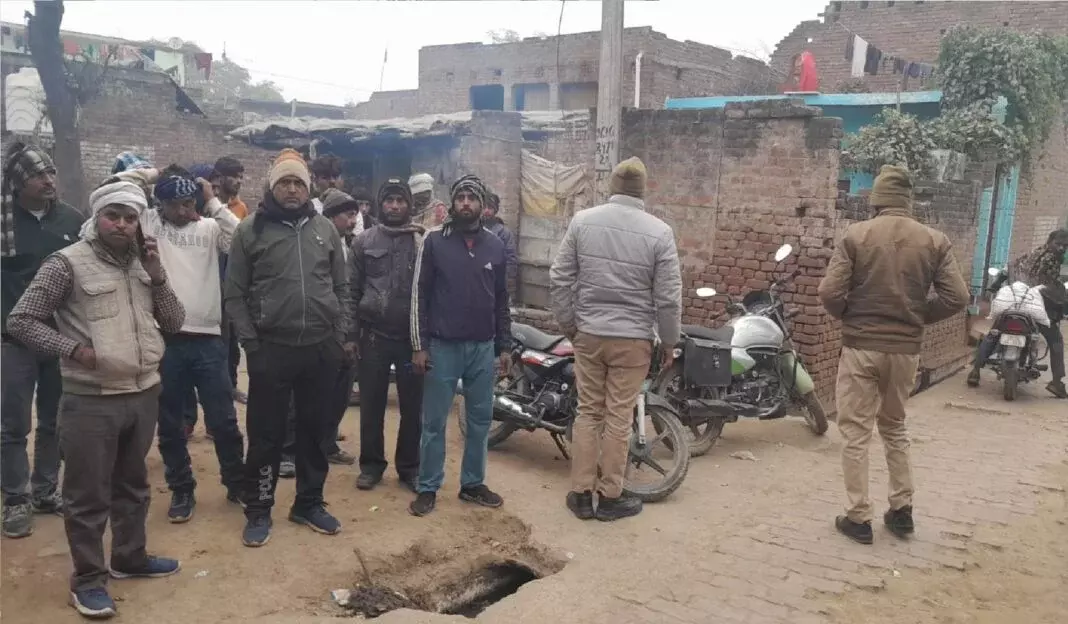 Farrukhabad: आक्रोशित लोगों ने बिजली कर्मचारियों को किया परेशान Farrukhabad: आक्रोशित लोगों ने बिजली कर्मचारियों को किया परेशान