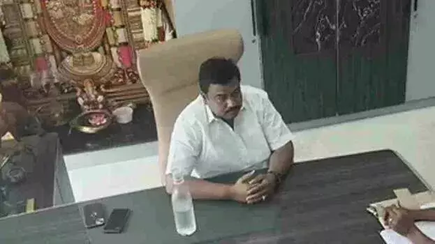 ‘डी मणि के हाथों में देखी गई अलग-अलग मंदिरों की कीमती चीज़ें पॉटी ने सौंपी थीं’ ‘डी मणि के हाथों में देखी गई अलग-अलग मंदिरों की कीमती चीज़ें पॉटी ने सौंपी थीं’