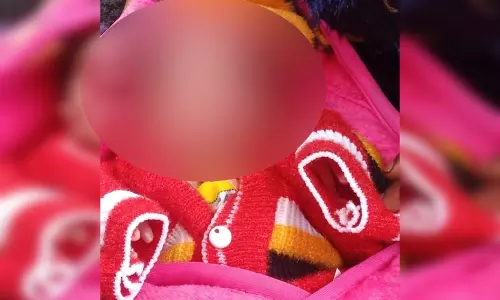 हॉस्पिटल से चुराया गया नवजात बरामद, महिला सहित तीन गिरफ्तार हॉस्पिटल से चुराया गया नवजात बरामद, महिला सहित तीन गिरफ्तार