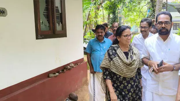 RJD ने कांग्रेस को वोट दिया, वडकारा ब्लॉक पंचायत सदस्य के घर पर बम फेंका गया RJD ने कांग्रेस को वोट दिया, वडकारा ब्लॉक पंचायत सदस्य के घर पर बम फेंका गया