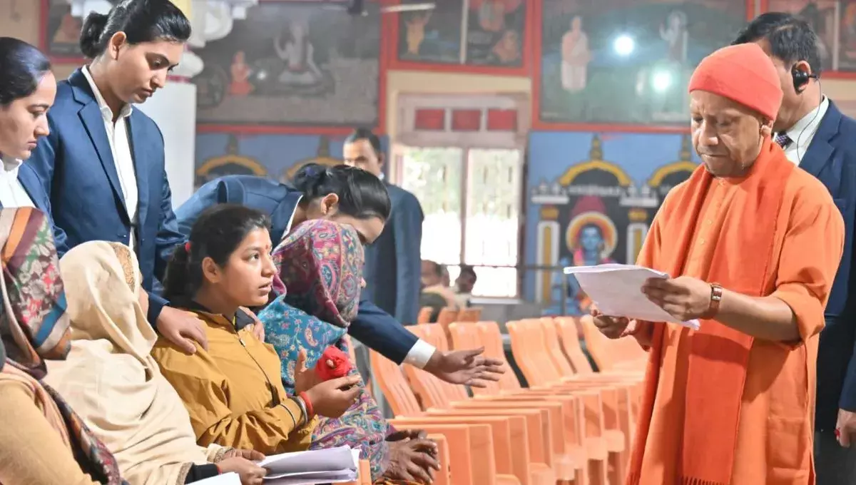 Gorakhpur: CM योगी ने जनता से किया संवाद, समाधान का भरोसा दिलाया