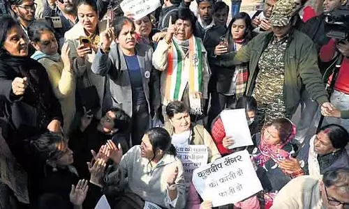 उन्नाव केस: सेंगर को ज़मानत के खिलाफ़ जंतर मंतर पर विरोध तेज़ उन्नाव केस: सेंगर को ज़मानत के खिलाफ़ जंतर मंतर पर विरोध तेज़