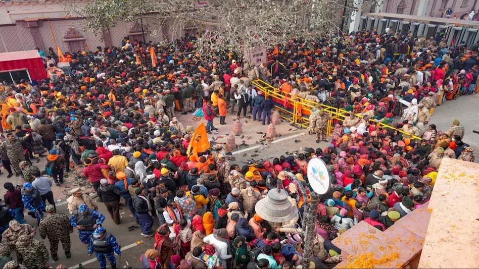 Lucknow: नए साल पर श्रद्धालुओं की भारी भीड़ के बीच पुलिस सतर्क Lucknow: नए साल पर श्रद्धालुओं की भारी भीड़ के बीच पुलिस सतर्क