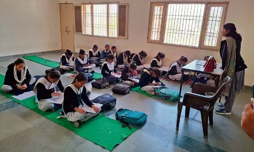 Fatehabad में 4.3 करोड़ रुपये के पीएम श्री स्कूल में डेस्क, बेंच नहीं