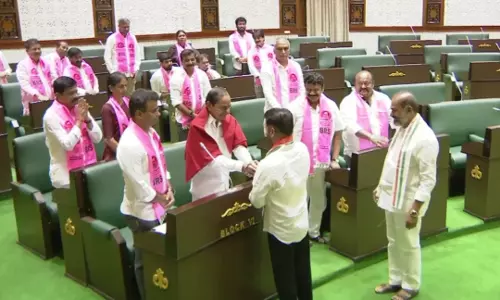 Telangana: तीखी नोकझोंक के बीच रेवंत रेड्डी ने KCR से हाथ मिलाया