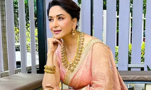 Madhuri Dixit ने धर्मेंद्र संग जूनियर की तरह काम करने की याद साझा की